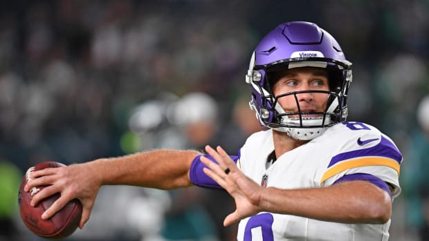 Sep 14, 2023; Philadelphia, Pennsylvania, USA; Minnesota Vikings quarterback Kirk Cousins (8) during warmups against the Philadelphia Eagles at Lincoln Financial Field